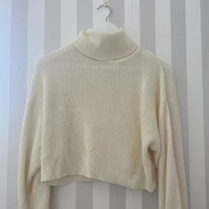 Stickad tröja  - Stickad tröja från h&m, använd fåtal gånger💕