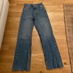 Gina Tricot jeans  - Säljer dessa jeans från gina tricot i storlek 34 i färgen blå. Dom är knappt använda och i bra skick, skriv privat för fler bilder.  nypris: 600kr säljer för: 350kr ( pris går att diskuteras) köparen står för frakt 