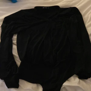 Svart body strl S - Svart body från NLY one i storlek S, öppen i armar och V urringning 