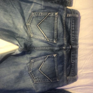 Lowwaist bootcut jeans från 00talet - Så snygga jeans köpta av min moster på 00talet!! De är lowwaist och bootcut💋💋 