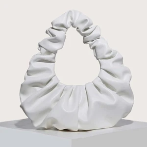 Vit väska - Säljer denna super söta vita väskan!🤍Den kommer inte till andvändning så bestämde mig för att sälja den, den är fläck fri och i väldigt bra skick, priset kan såklart diskuteras men säljer den för 100 kr!