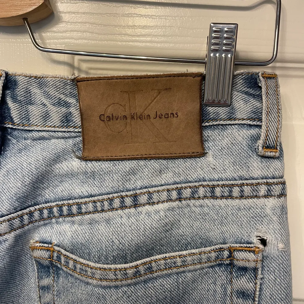 Ett par vintage Calvin Klein Jeans i storlek 6 (UK) i modellen ”easy fit jean”.  Säljer dem då de är lite föör stora. Är själv 163 cm och brukar ha w27-28 i byxor, dessa är både för långa och stora i midjan.  OBS! De har ett litet hål över en bakficka . Jeans & Byxor.