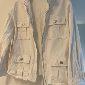 Jacka secondhand  - Vit jacka från secondhand. Snygg passform 