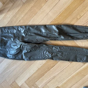 Gröna skinnbyxor  - Gröna snygga skinnbyxor från hm, knappt använda 