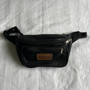 Väska 🖤 - En svart och brun midjeväska 🖤