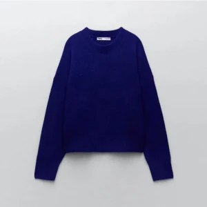 Blå Stickad tröja! - Säljer denna jättefina blåa stickade från zara, kommer tyvär inte till användning 🥲fint skick smått nopprig, kan enkelt fixas till med en kashmirborste eller liknande!