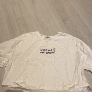 Vit t-shirt  - ”Create your own sunshine” t shirt vit cropped i storlek L (köparen står för frakt)