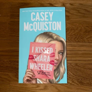 I kissed Shara Wheeler - Oläst, i nyskick. Skriven av Casey McQuinston, författaren till Red, white & royal blue. 355 sidor.