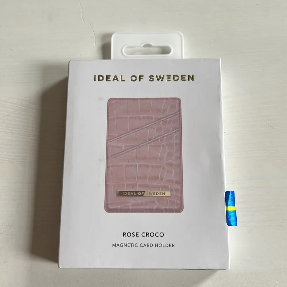 Ideal Of Sweden magnetisk korthållare.  Ny aldrlg använt eller tagit ur förpackningen.  Färgen: Rose Croco . Accessoarer.