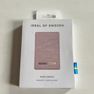 Ideal Of Sweden magnetisk korthållare.  Ny aldrlg använt eller tagit ur förpackningen.  Färgen: Rose Croco 