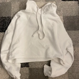 Vit tröja - Säljer min super söta hoodie/swetshirt. Fint skick. Har luva och är croppad. säljer då det inte riktigt är min stil!❤️