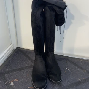 Over knee boots - Säljer ett par boots i mockaimitation från Deichmann i storlek 40. Nypris 500 kr. Snörning baktill med resårband. Använda 2 gånger. Säljes pga för stora i skaftet och har bara stått hemma och samlat damm de senaste året. Finns i centrala Trollhättan.