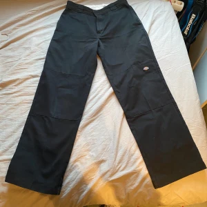 Dickies Loose Double Knee Byxor - Ett par feta lösa dickies byxor. Superb skick, säljer pga att den inte används. Skriv för fler bilder :) nypris:699kr