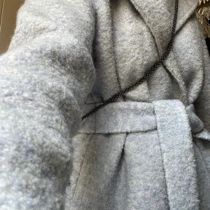 Ljusblå GANNI kappa - Ljusblå GANNI kappa perfekt nu till höst/vinter ❤️ man kan ta av bandet om man hellre har den utan! Passar mig lite oversized som är en 36a