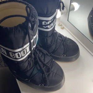 Moon boots  - Säljer mina moon boots då dom ej kommer till användning inte riktigt min still men fick dom i julklapp förra året, kan sänka pris vid snabb affär