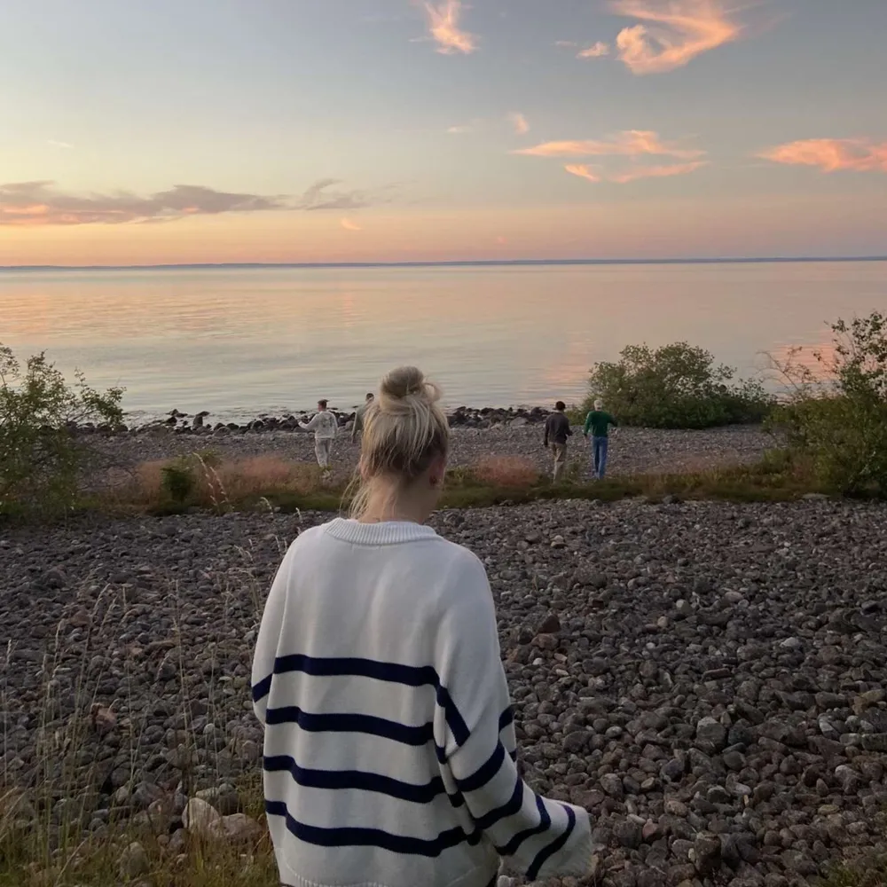 Fin och skön stickad tröja från bikbok. Bara att fråga om du vill ha fler bilder. Tröjan är i storlek L och jag är vanligtvis en S/XS. Vit med mörkblåa ränder.. Hoodies.