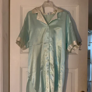 Sidenklänning - Säljer denna URSNYGGA siden-klänningen pga att jag inte använt den. Den är köpt second hand men är i gott skick. Den är i storlek M men faller snyggt på mig som vanligtvis bär storlek XS. Jag säljer den för 60kr+frakt och betalning sker via swish🥰