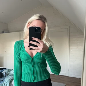 Topp  - Grön topp från H&M. Jättefin urringning och skönt material. Har aldrig använt. 