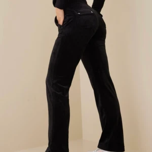 Juicy byxor  - Juicy byxor i strl S som är uppsydda några cm, skriv till mig privat för att veta mer detaljerat💕💕 Nästan aldrig använda😊