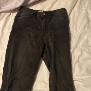 Jeans byxor olika färger - Alla har nästan olika storlekar det är bara att kontakta mig om ni vill veta något mer om någon av jeansen, storlekarna går mellan 146-158🤍 kontakta mig för mer info.