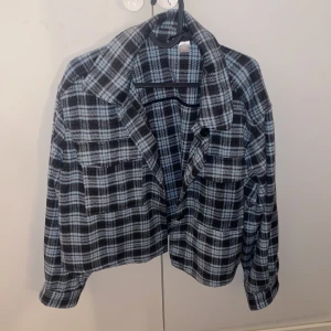 Kort jacka  - Fin kort jacka från H&M i bra skick, ansvälld bara några nåtal gånger,med två fickor på bröstet med knapp stängning där fram 