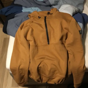 National Geographic Vintage Hoodie - storleken är xl men de passar nästan alla för den är adjustable. om du inte är för fet eller för kort kommer den passa dig perfekt.