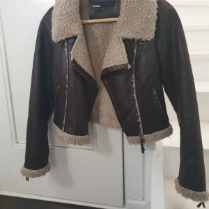 Jacka 36 - Biker/pilot jacka med teddyfoder. Ny utan lapp. Brun i stlk 36