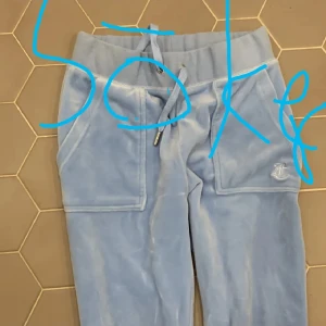 Söker juicy byxor och tröja.   - Söker juicy byxor och tröja. Bor i Göteborg. Storlek xxs, tröjan kan va större. 