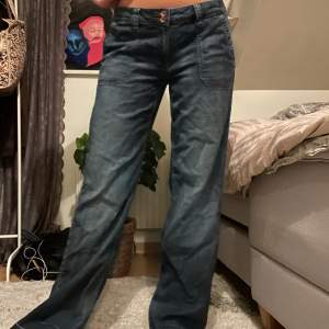 Snygga jeans som tyvärr inte kommer till användning, byxorna är från esprit😇