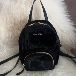 Miu miu velvet backpack - Världens sötaste velvet ryggsäck från miu miu med läder & guld detaljer  Nypris är över 10k Skicket är som ny!