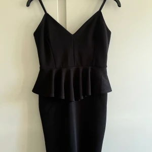Klänning  - Svart klänning från Nelly Strl. S/M