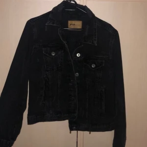 Snygg jeansjacka - Snygg jeansjacka från new yorker Aldrig använd  Storlek L så den sitter lite oversized men passar mig som bär S