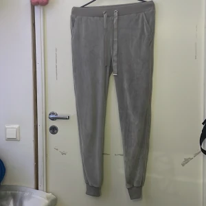 Jätte sköna mjukis byxor i grå färg!🫶🏻 - Mjukisbyxor i färgen går i storlek S från Emma&Ashley design. Haft de i några år men aldrig tyckt om de! 