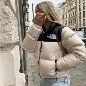 The North face jacka  - (Lägger upp annonsen igen eftersom jag råkade avsluta budgvingen).  Det är en croppad 700. Har själv köpt den här på Plick och den är i bra skick! Har nån fläck på armen (kan ses på bild 3) Skriv om du vill ha fler bilder (första bilden är från Pinterest)