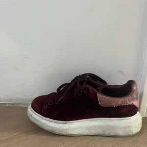 Alexander Mqueen sneakers 37 - Vinröda sammet Alexander Mqueens.  Fint skick! Nypris runt 5000