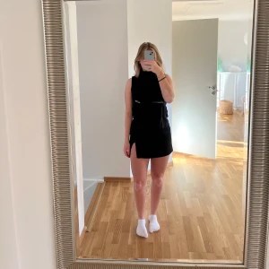 Minikjol slits Zara - Garderobsrensning!!! Kommer mer!!! Säljer denna kjol med slits från Zara som är i bra skick förutom ett litet hål vid sömmen vid dragkedjan som nog är jätteenkelt att fixa.  Storlek: M Färg: Svart Köparen står för frakten!!! 