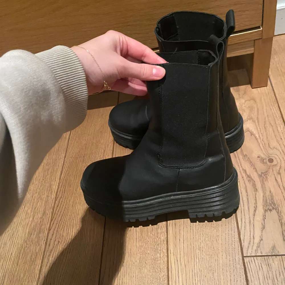 Säljer dessa boots som knappt är använda i storlek 37🤎. Skor.