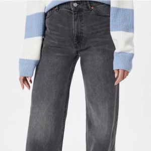 Monki jeans - Ett par monki yoko jeans i storlek 29, de var tyvärr lite för stora i midjan, säljer därför vidare 🌸 OBS: SPEGELN SOM ÄR SMUTSIG