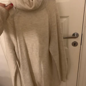 Stickad klänning - Stickad klänning med polo krage passar perfekt till hösten