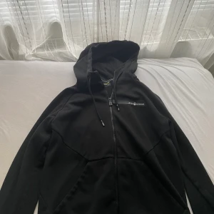 Sail racing tech zip hood  - En äkta sail racing tech. Den är i bra skick och i storlek L men passar även M då den är lite tajt. Det är killmodell men ser normal ut på tjejer också. Köpt för 1400. Villig att gå ner i pris vid snabb affär❤️