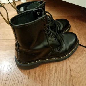 Dr Martens 1460 stlk 39 - Sparsamt använda Dr Martens säljes p.g.a fel storlek. Är i hårdare material. 