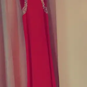 2500 kr jersey dress with sexy leg slit, mirrored glass Perfect for prom or pageant. The dress is from Sherri Hill orginal pris 650$