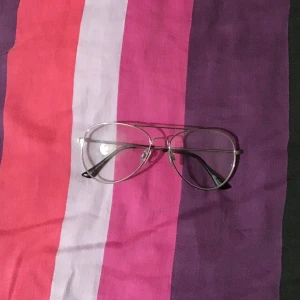 Oanvända glasögon utan styrka! - FRAKT: 15kr -(köptes för 199kr länge sen men nt använt dem)  ser smutsiga ut men d är bara ljuset! 