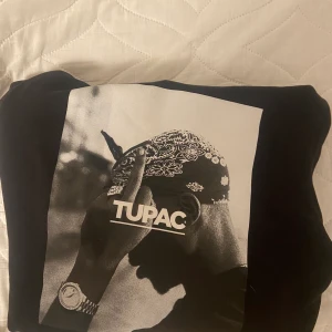 Tupac hoodie - Knappt använd så bra skick