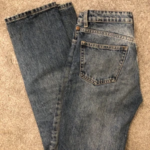 Midrise straight jeans från Zara - Mid rise straight jeans från zara, använda några gånger. Säljer pågrund av att de är för små, köpta för 360kr🤍Köparen står för frakten<33