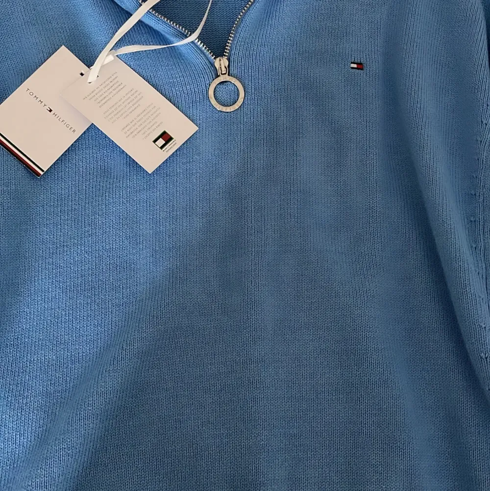 En äkta Tommy hilfiger stickad tröja som jag köpt för ett halvår sen men som är i helt nyskick, oanvänd!🥰  Färg: Hydrangea blue Storlek S  Originalpris: 1329,30 kr Nypris: 899 kr    . Stickat.