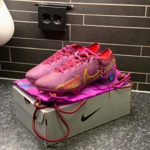 Mbappe, Nike Mercurial Vapor 2022, oanvända Strl 44/5 - Nyaste mbappe skorna helt nya ba testat hemma. Storleken var för stor och nu vill jag sälja de i nyaste skicka, strl 44/5
