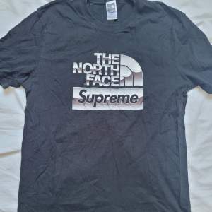 Svart Supreme X The north face t-shirt Bra condition, köpt från Supreme