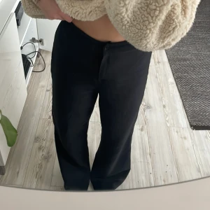 Kostymbyxor - Jätte fina kostym byxor, väldigt långa, jag är 170 cm och är vid min häl💕