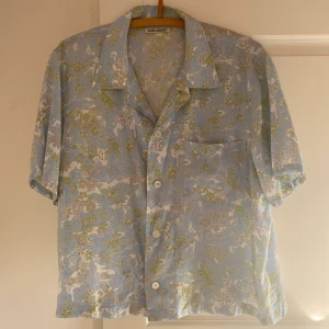 Our legacy box shirt - Our legacy box shirt strlk: 48/M  Uppsyd för att få en mer boxy fit Använd 1 gång så i princip nyskick